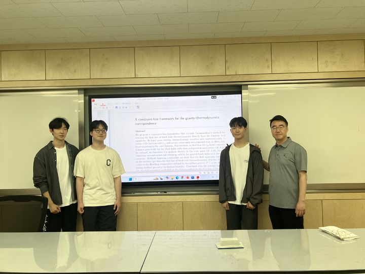 [서울=뉴시스]서울시교육청은 서울과학고 장근영(왼쪽부터), 안건우, 배이진 학생이 권용준 물리 교사와 함께 교내 연구 활동을 통해 도출한 연구 결과를 세계적인 과학기술논문인용색인(SCI) 국제 학술지에 게재하는 쾌거를 이뤘다고 23일 밝혔다. (사진 = 서울과학고) 2026.06.22. photo@newsis.com *재판매 및 DB 금지
