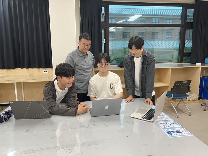 [서울=뉴시스]서울시교육청은 서울과학고 배이진, 안건우, 장근영 학생이 권용준 물리 교사와 함께 교내 연구 활동을 통해 도출한 연구 결과를 세계적인 과학기술논문인용색인(SCI) 국제 학술지에 게재하는 쾌거를 이뤘다고 23일 밝혔다. (사진 = 서울과학고) 2026.06.22. photo@newsis.com *재판매 및 DB 금지