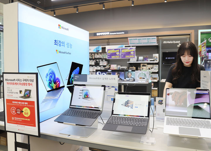 [서울=뉴시스] 롯데하이마트, 마이크로소프트 서피스 ▲프로(Surface Pro) 12세대 ▲랩톱(Surface Laptop) 8세대' 신제품 출시 기념 할인·마우스 증정 등 혜택 제공 (사진=롯데하이마트 제공) 2026.06.23. photo@newsis.com *재판매 및 DB 금지