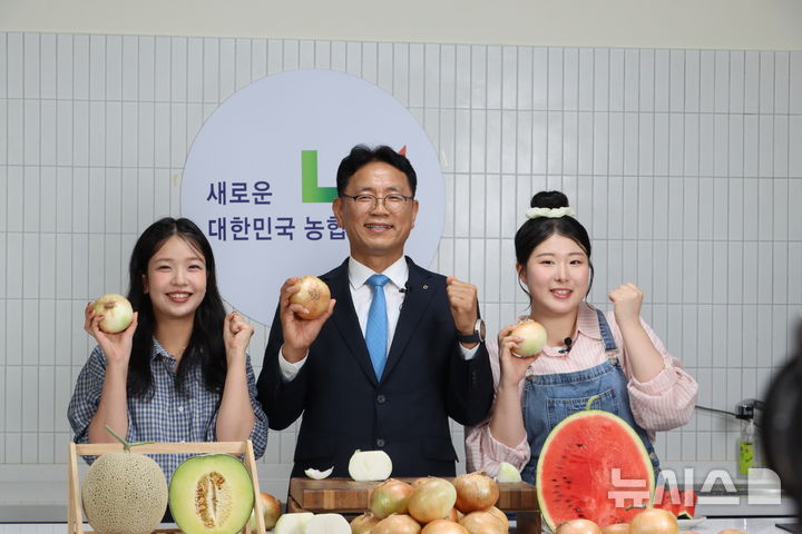 [전주=뉴시스]윤난슬 기자 = 전북농협은 양파 소비 촉진과 농가 판로 확대를 위해 진행한 '햇양파 착한소비 캠페인' 라이브커머스가 큰 호응을 얻었다고 22일 밝혔다. (사진=전북농협 제공) photo@newsis.com 