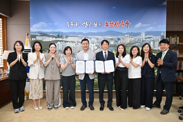 [울산=뉴시스] 울산 중구와 양사초등학교가 22일 중구청 구청장실에서 김영길 중구청장과 박희덕 양사초등학교 교장 등 13명이 참석한 가운데 부설주차장 무료 개방 협약을 체결했다. (사진=울산 중구 제공) 2026.06.22. photo@newsis.com *재판매 및 DB 금지