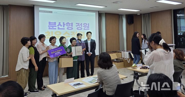 [전주=뉴시스]윤난슬 기자 = 전북 전주시는 22일 전주정원문화센터 1층 강의실에서 강병구 자원순환녹지국장과 정원작가, 시민 교육 참여자 등 70여 명이 참석한 가운데 '시민참여정원 조성 프로그램 성과공유회'를 열었다고 밝혔다. (사진=전주시 제공) 2026.06.22. photo@newsis.com 
