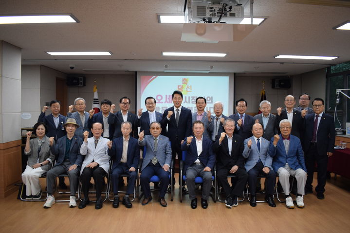 [서울=뉴시스] 19일 서울시-대한노인회 서울시연합회 면담 참석자들이 기념촬영을 하고 있다. (사진=서울시 제공) 2026.06.22. photo@newsis.com *재판매 및 DB 금지