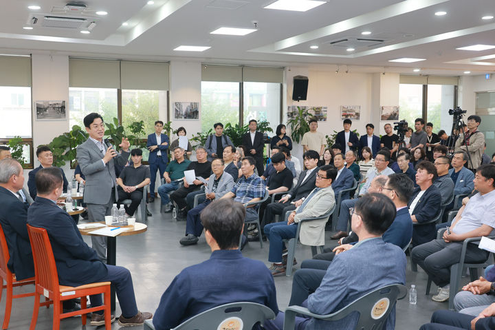 [대전=뉴시스] 허태정 대전시장 당선인이 22일 오후 중앙시장 활성화구역상인회에서 민생·소통 프로젝트 '시민의 광장' 세번째 순서로 '소상공인과의 대화를 열고 있다. (사진= 인수위 제공) 2026.06.22. 2026.06.22. photo@newsis.com *재판매 및 DB 금지
