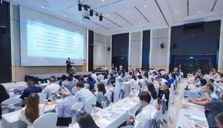 [부산=뉴시스] 경남정보대학교는 최근 베트남 하노이 쉐라톤 하노인 호텔에서 우수 인재 유치와 글로벌 교육 협력 확대를 위한 'KIT 유학박람회'를 개최했다고 22일 밝혔다. (사진=경남정보대 제공) 2026.06.22. photo@newsis.com *재판매 및 DB 금지