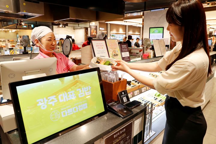 [서울=뉴시스] 신세계백화점이 동반성장위원회와 함께 운영 중인 '협력회사 ESG 지원사업' 대상 기업을 올해부터 두 배 늘리며 협력회사의 ESG 역량 강화 지원 규모를 확대한다. (사진=신세계백화점 제공) 2026.06.23. photo@newsis.com *재판매 및 DB 금지