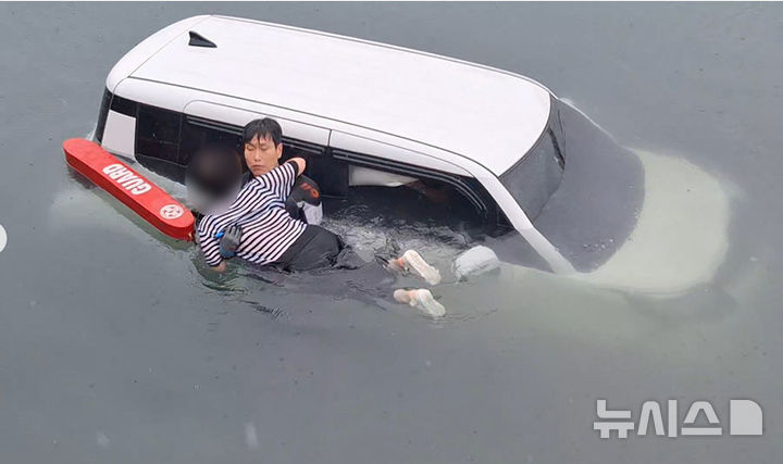 [제주=뉴시스] 22일 오후 3시15분께 서귀포시 대정읍 모슬포항 해상에서 스포츠유틸리티차량(SUV)이 빠져 소방당국이 수습에 나서고 있다. (사진=제주소방안전본부 제공) 2026.06.22. photo@newsis.com