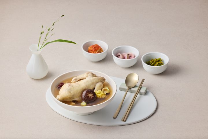 서울드래곤시티 ‘흑화고 토종 삼계탕’. (사진=서울드래곤시티) *재판매 및 DB 금지