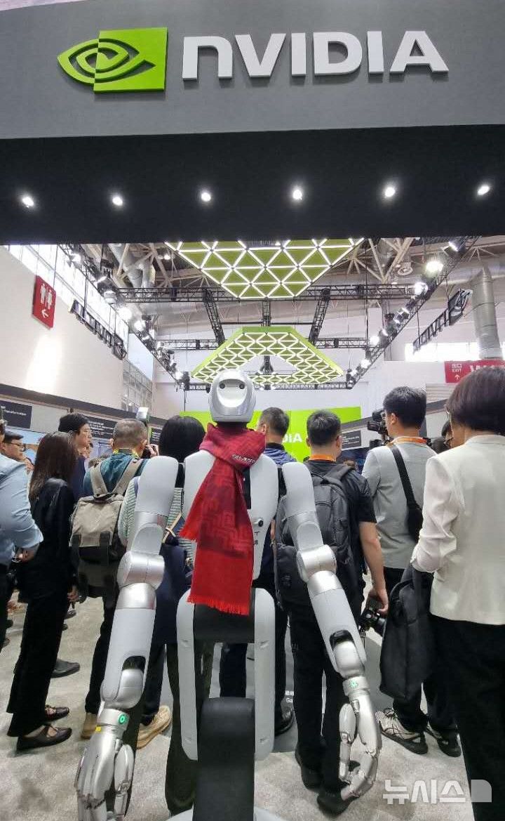 [베이징=뉴시스] 박정규 특파원 = 22일 중국 베이징 중국국제전람센터 순이관에서 제4회 중국국제공급망촉진박람회(CISCE)의 엔비디아 부스 앞에 중국 기업 로봇 갤봇(Galbot)이 전시돼있다. 2026.06.22 pjk76@newsis.com