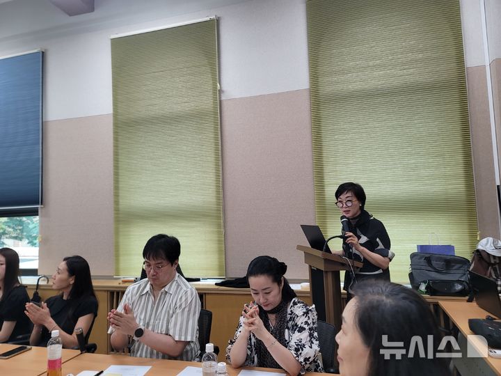 [서울=뉴시스]최희정 기자= 22일 서울 종로구 예술가의집에서 '무용의 미래를 생각하는 모임(무미생)' 제7차 정책포럼이 열렸다. 정혜진 전 서울시무용단 예술감독이 '건강한 무용 생태계 조성방안 모색'을 주제로 발표하고 있다. 2026.06.22. dazzling@newsis.com