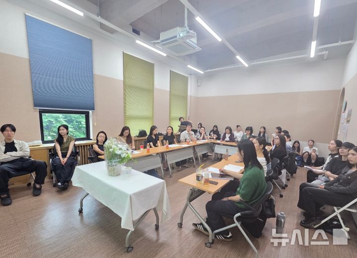  [서울=뉴시스]최희정 기자= 22일 서울 종로구 예술가의집에서 '무용의 미래를 생각하는 모임(무미생)' 제7차 정책포럼이 열렸다. '브니엘 예고 사태' 1주기를 맞아 열린 이번 포럼에는 성기숙 한국문화예술위원회 비상임위원 겸 한국예술종합학교 교수, 정혜진 전 서울시무용단 예술감독, 백현순 인천시립무용단장 등을 비롯한 무용계 관계자들이 참석했다. (사진=참석자 제공)