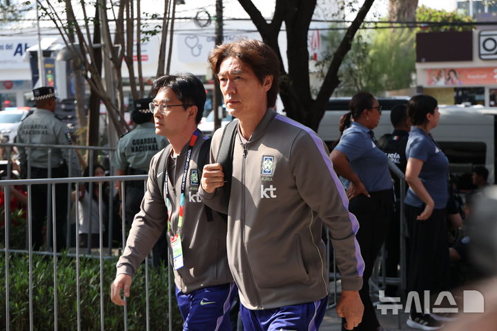 [몬테레이(멕시코)=뉴시스] 전신 기자 = 축구 국가대표팀 홍명보 감독이 2026 북중미 월드컵 조별리그 3차전 남아프리카공화국과의 경기를 앞두고 21일(현지 시간) 멕시코 몬테레이 대표팀 숙소로 들어서고 있다. 2026.06.22. photo1006@newsis.com