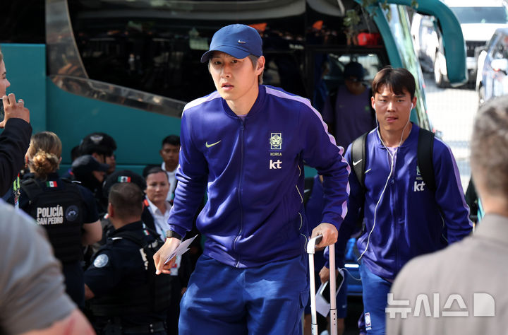 [몬테레이(멕시코)=뉴시스] 전신 기자 = 축구 국가대표팀 이강인과 오현규가 2026 북중미 월드컵 조별리그 3차전 남아프리카공화국과의 경기를 앞두고 21일(현지 시간) 멕시코 몬테레이 대표팀 숙소로 들어서고 있다. 2026.06.22. photo1006@newsis.com