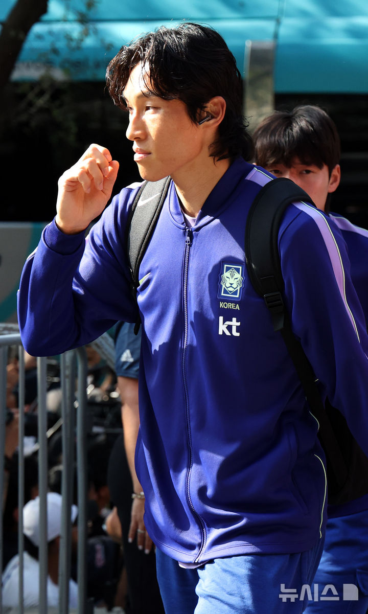 [몬테레이(멕시코)=뉴시스] 전신 기자 = 축구 국가대표팀 김승규가 2026 북중미 월드컵 조별리그 3차전 남아프리카공화국과의 경기를 앞두고 21일(현지 시간) 멕시코 몬테레이 대표팀 숙소로 들어서고 있다. 2026.06.22. photo1006@newsis.com