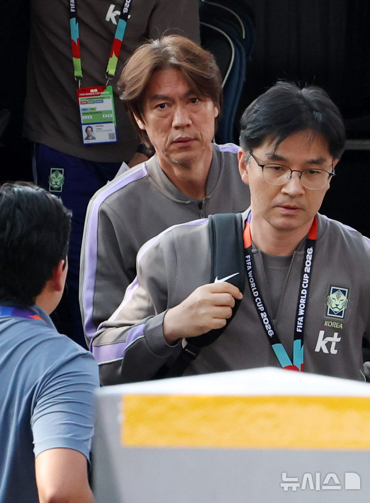 [몬테레이(멕시코)=뉴시스] 전신 기자 = 축구 국가대표팀 홍명보 감독이 2026 북중미 월드컵 조별리그 3차전 남아프리카공화국과의 경기를 앞두고 21일(현지 시간) 멕시코 몬테레이 대표팀 숙소로 들어서고 있다. 2026.06.22. photo1006@newsis.com