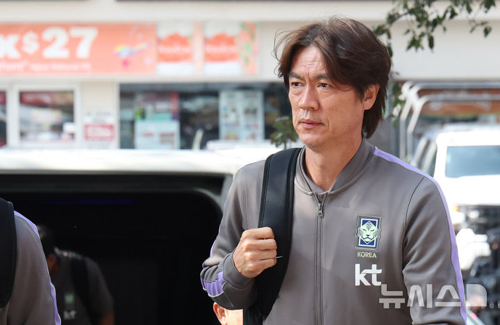 [몬테레이(멕시코)=뉴시스] 전신 기자 = 축구 국가대표팀 홍명보 감독이 2026 북중미 월드컵 조별리그 3차전 남아프리카공화국과의 경기를 앞두고 21일(현지 시간) 멕시코 몬테레이 대표팀 숙소로 들어서고 있다. 2026.06.22. photo1006@newsis.com