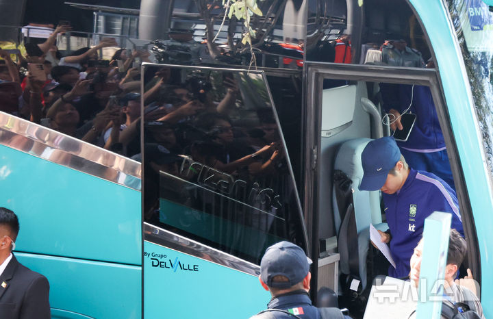 [몬테레이(멕시코)=뉴시스] 김명년 기자 = 축구 국가대표팀 이강인이 2026 북중미 월드컵 조별리그 3차전 남아프리카공화국과의 경기를 앞두고 21일(현지 시간) 멕시코 몬테레이 대표팀 숙소로 들어서고 있다. 2026.06.22. kmn@newsis.com