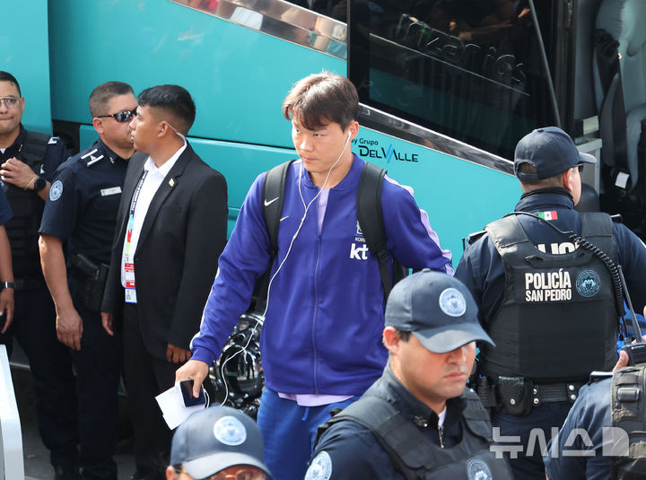 [몬테레이(멕시코)=뉴시스] 김명년 기자 = 축구 국가대표팀 오현규가 2026 북중미 월드컵 조별리그 3차전 남아프리카공화국과의 경기를 앞두고 21일(현지 시간) 멕시코 몬테레이 대표팀 숙소로 들어서고 있다. 2026.06.22. kmn@newsis.com