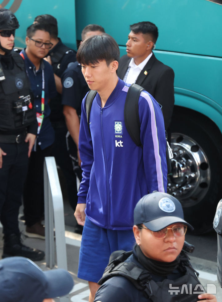 [몬테레이(멕시코)=뉴시스] 김명년 기자 = 축구 국가대표팀 이한범이 2026 북중미 월드컵 조별리그 3차전 남아프리카공화국과의 경기를 앞두고 21일(현지 시간) 멕시코 몬테레이 대표팀 숙소에 도착하고 있다. 2026.06.22. kmn@newsis.com