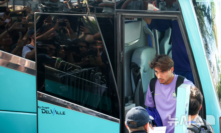 [몬테레이(멕시코)=뉴시스] 김명년 기자 = 축구 국가대표팀 옌스 카스트로프가 2026 북중미 월드컵 조별리그 3차전 남아프리카공화국과의 경기를 앞두고 21일(현지 시간) 멕시코 몬테레이 대표팀 숙소로 들어서고 있다. 2026.06.22. kmn@newsis.com
