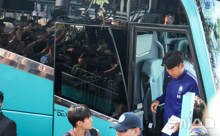 [몬테레이(멕시코)=뉴시스] 김명년 기자 = 축구 국가대표팀 손흥민이 2026 북중미 월드컵 조별리그 3차전 남아프리카공화국과의 경기를 앞두고 21일(현지 시간) 멕시코 몬테레이 대표팀 숙소로 들어서고 있다. 2026.06.22. kmn@newsis.com