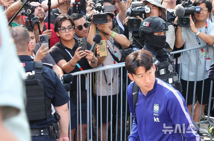 [몬테레이(멕시코)=뉴시스] 김명년 기자 = 축구 국가대표팀 손흥민이 2026 북중미 월드컵 조별리그 3차전 남아프리카공화국과의 경기를 앞두고 21일(현지 시간) 멕시코 몬테레이 대표팀 숙소로 들어서며 팬들을 바라보고 있다. 2026.06.22. kmn@newsis.com