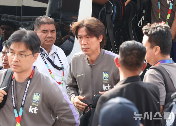 [몬테레이(멕시코)=뉴시스] 김명년 기자 = 축구 국가대표팀 홍명보 감독이 2026 북중미 월드컵 조별리그 3차전 남아프리카공화국과의 경기를 앞두고 21일(현지 시간) 멕시코 몬테레이 대표팀 숙소에 도착하고 있다. 2026.06.22. kmn@newsis.com
