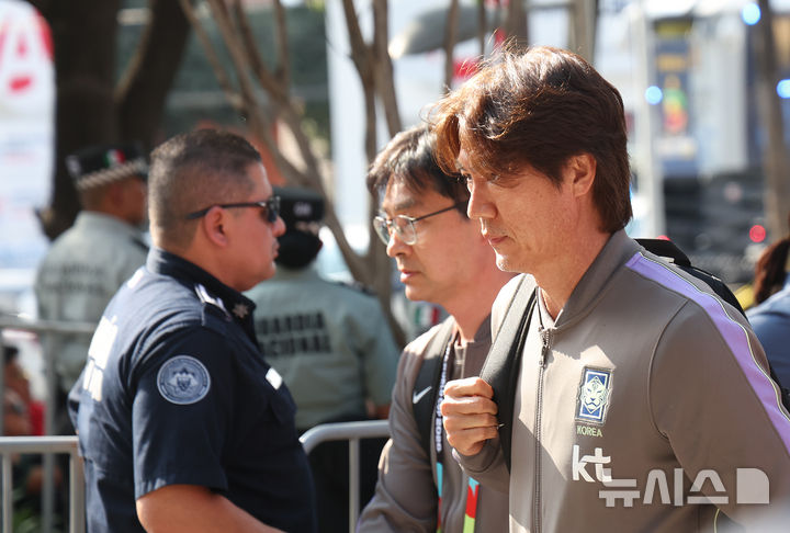 [몬테레이(멕시코)=뉴시스] 김명년 기자 = 축구 국가대표팀 홍명보 감독이 2026 북중미 월드컵 조별리그 3차전 남아프리카공화국과의 경기를 앞두고 21일(현지 시간) 멕시코 몬테레이 대표팀 숙소에 도착하고 있다. 2026.06.22. kmn@newsis.com
