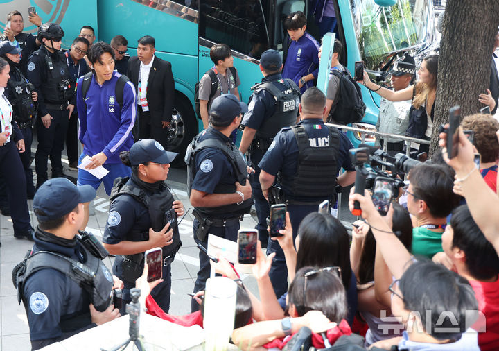 [몬테레이(멕시코)=뉴시스] 김명년 기자 = 축구 국가대표팀 김승규가 2026 북중미 월드컵 조별리그 3차전 남아프리카공화국과의 경기를 앞두고 21일(현지 시간) 멕시코 몬테레이 대표팀 숙소로 들어서며 응원하는 팬들을 바라보고 있다. 2026.06.22. kmn@newsis.com