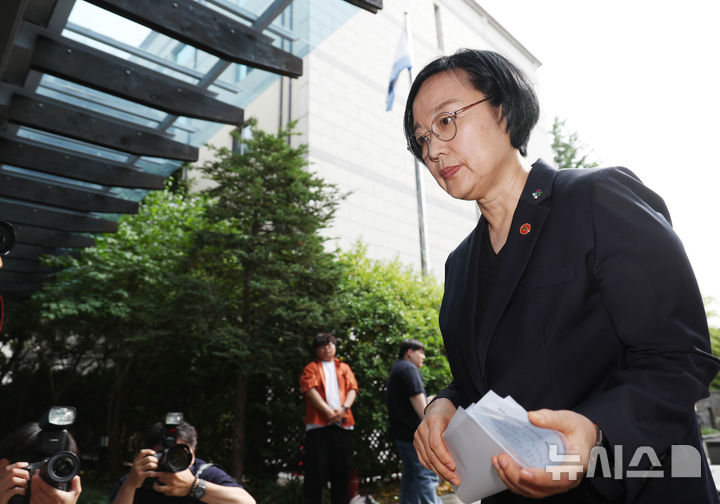 [서울=뉴시스] 조수정 기자 = 국무총리 후보자로 지명된 한성숙 중소벤처기업부 장관이 22일 오전 서울 종로구 금융감독원 연수원에 마련된 인사청문회 준비사무실로 출근하고 있다. 이날 출근길에 한 후보자는 중소벤처기업부가 진행중인 '모두의 창업' 합격자 5000명의 개인정보와 창업 아이디어가 유출된 사고와 관련 사과했다. 2026.06.22. chocrystal@newsis.com