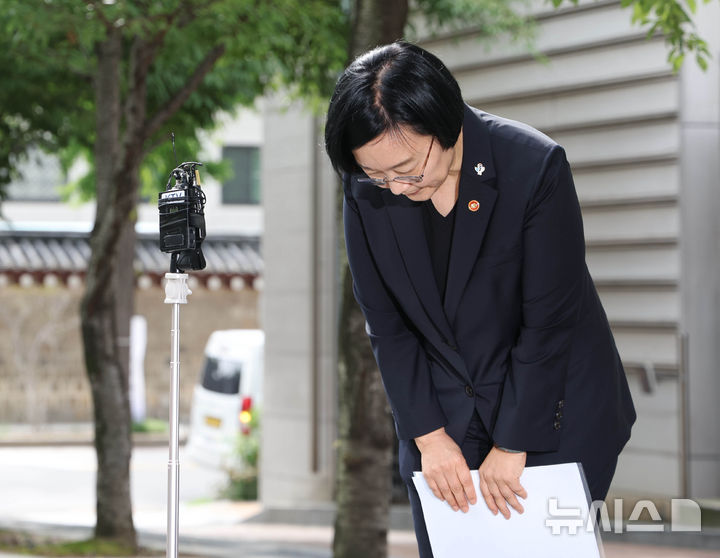 [서울=뉴시스] 조수정 기자 = 국무총리 후보자로 지명된 한성숙 중소벤처기업부 장관이 22일 오전 서울 종로구 금융감독원 연수원에 마련된 인사청문회 준비사무실로 출근하며 '모두의 창업' 합격자 5000명의 개인정보와 창업 아이디어가 유출된 사고와 관련 입장 발표를 하며 고개숙여 사과하고 있다. 2026.06.22. chocrystal@newsis.com