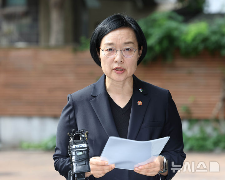 [서울=뉴시스] 조수정 기자 = 국무총리 후보자로 지명된 한성숙 중소벤처기업부 장관이 22일 오전 서울 종로구 금융감독원 연수원에 마련된 인사청문회 준비사무실로 출근하며 '모두의 창업' 합격자 5000명의 개인정보와 창업 아이디어가 유출된 사고와 관련 입장 발표를 하고 있다. 2026.06.22. chocrystal@newsis.com