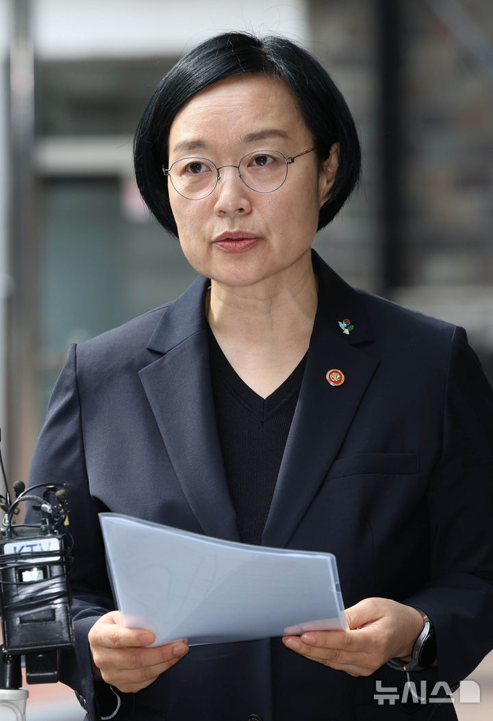 [서울=뉴시스] 조수정 기자 = 국무총리 후보자로 지명된 한성숙 중소벤처기업부 장관이 22일 오전 서울 종로구 금융감독원 연수원에 마련된 인사청문회 준비사무실로 출근하며 '모두의 창업' 합격자 5000명의 개인정보와 창업 아이디어가 유출된 사고와 관련 입장 발표를 하고 있다. 2026.06.22. chocrystal@newsis.com