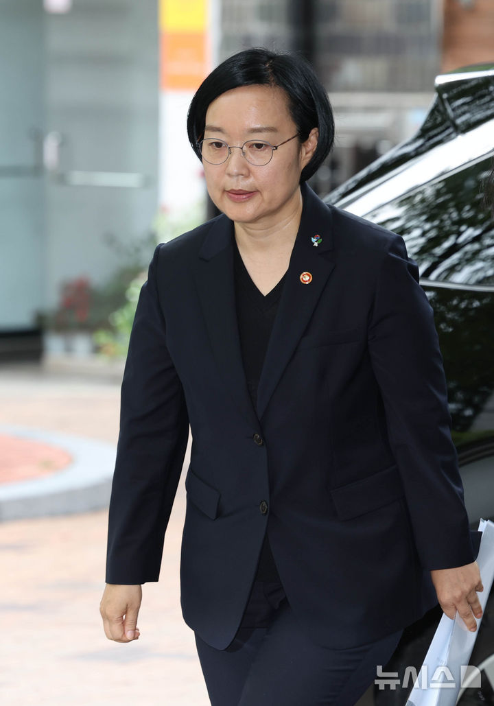 [서울=뉴시스] 조수정 기자 = 국무총리 후보자로 지명된 한성숙 중소벤처기업부 장관이 22일 오전 서울 종로구 금융감독원 연수원에 마련된 인사청문회 준비사무실로 출근하고 있다. 이날 출근길에 한 후보자는 중소벤처기업부가 진행중인 '모두의 창업' 합격자 5000명의 개인정보와 창업 아이디어가 유출된 사고와 관련 사과했다. 2026.06.22. chocrystal@newsis.com