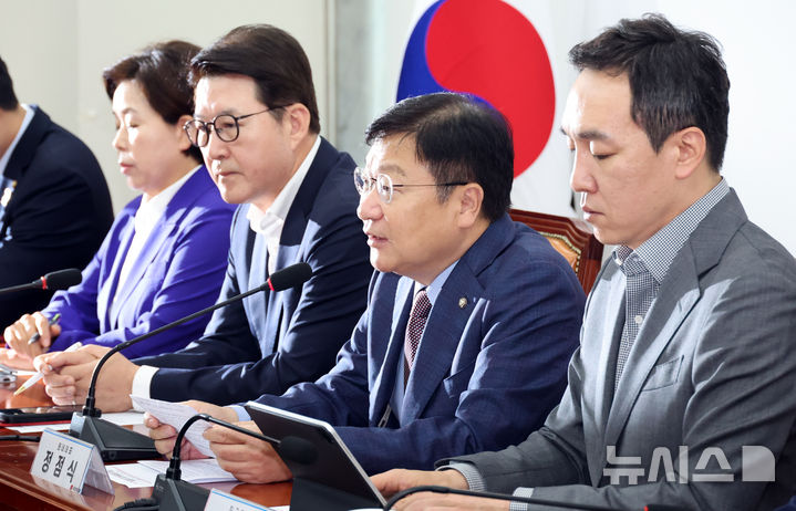 [서울=뉴시스] 최진석 기자 = 정점식 국민의힘 원내대표가 22일 여의도 국회에서 열린 최고위원회의에서 발언하고 있다. 2026.06.22. myjs@newsis.com