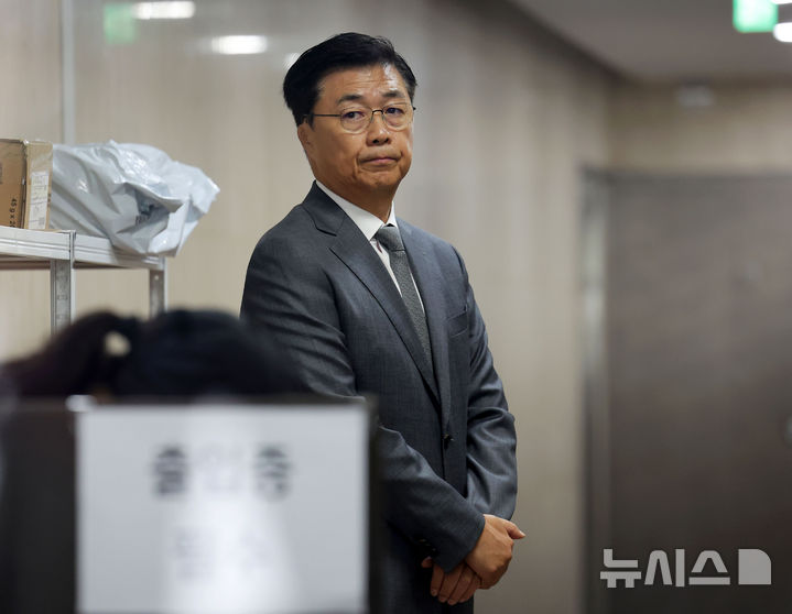 [과천=뉴시스] 홍효식 기자 = 12·3 비상계엄 당시 국가정보원이 계엄사 합동수사본부 업무를 지원하는 방안을 검토했다는 의혹을 들여다보는 2차 종합특별검사팀이 홍장원 전 국가정보원 1차장을 재차 소환한다. 사진은 홍 전 차장. 2026.06.26. yesphoto@newsis.com