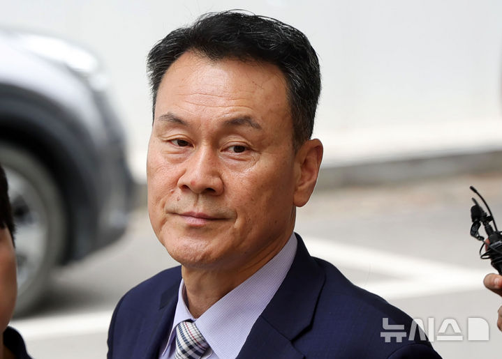 [과천=뉴시스] 홍효식 기자 = 3대 특검(내란·김건희·순직해병)의 나머지 사건을 들여다보는 2차 종합특별검사팀이 2일 김명수 전 합참의장 등 합참 관계자 4명을 12·3 비상계엄 당시 내란에 가담했다는 혐의로 재판에 넘겼다. 사진은 내란중요임무종사 혐의를 받는 김 전 의장이 지난 22일 경기도 과천시 2차 종합특별검사팀(특별검사 권창영) 사무실에 피의자 신분으로 출석하고 있는 모습. 2026.07.02. yesphoto@newsis.com