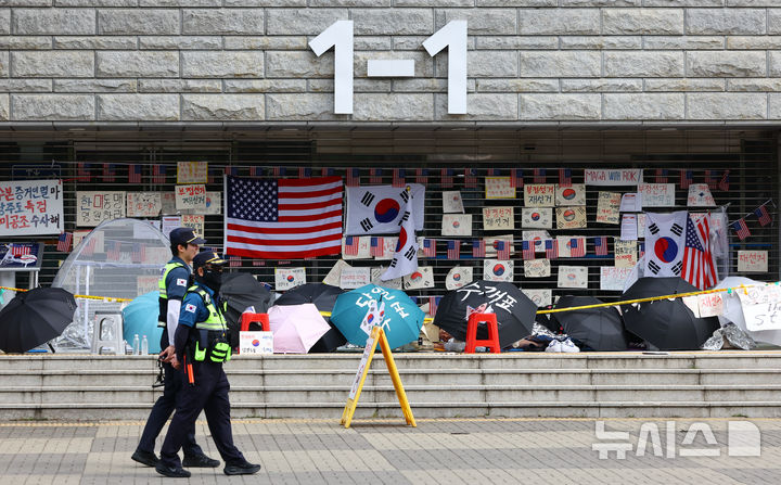 [서울=뉴시스] 황준선 기자 = 투표용지 부족 사태에 항의하는 개표소 봉쇄 시위가 18일째 이어지고 있는 지난 22일 오전 서울 송파구 올림픽공원 핸드볼경기장 개표소에서 경찰이 이동하고 있다. 2026.06.24. hwang@newsis.com