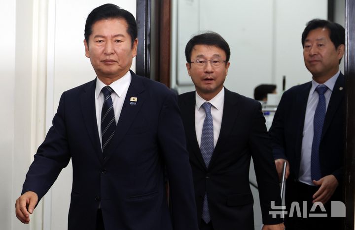 [서울=뉴시스] 조성봉 기자 = 정청래 더불어민주당 대표와 한병도 원내대표, 황명선 최고위원이 22일 오전 서울 여의도 국회에서 열린 최고위원회의에 참석하고 있다. 2026.06.22. suncho21@newsis.com