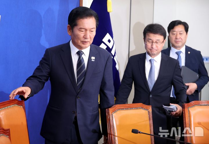 [서울=뉴시스] 조성봉 기자 = 정청래 더불어민주당 대표가 22일 오전 서울 여의도 국회에서 열린 최고위원회의에서 자리에 앉고 있다. 2026.06.22. suncho21@newsis.com