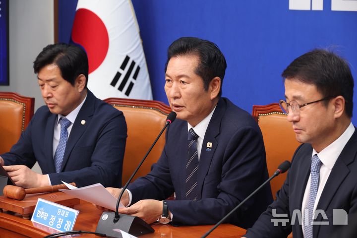 [서울=뉴시스] 조성봉 기자 = 정청래 더불어민주당 대표가 22일 오전 서울 여의도 국회에서 열린 최고위원회의에서 발언을 하고 있다. 2026.06.22. suncho21@newsis.com