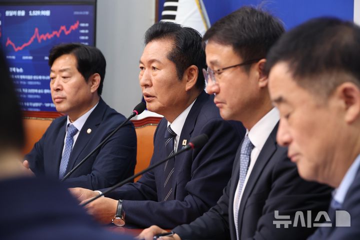 [서울=뉴시스] 조성봉 기자 = 정청래 더불어민주당 대표가 22일 오전 서울 여의도 국회에서 열린 최고위원회의에서 발언을 하고 있다. 2026.06.22. suncho21@newsis.com