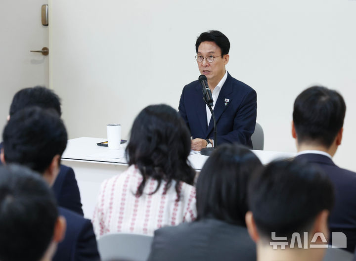 [서울=뉴시스] 조수정 기자 = 김민석 국무총리가 22일 오전 서울 종로구 정부서울청사 별관에서 출입기자 간담회를 하고 있다. 2026.06.22. chocrystal@newsis.com