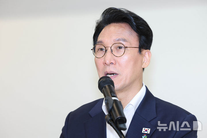[서울=뉴시스] 조수정 기자 = 김민석 국무총리가 22일 오전 서울 종로구 정부서울청사 별관에서 출입기자 간담회를 하고 있다. 2026.06.22. chocrystal@newsis.com