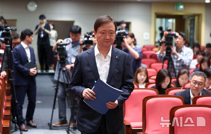 [서울=뉴시스] 김선웅 기자 = 이찬진 금융감독원장이 22일 서울 여의도 금융감독원에서 열린 정례 기자간담회에 입장하고 있다. 2026.06.22. mangusta@newsis.com