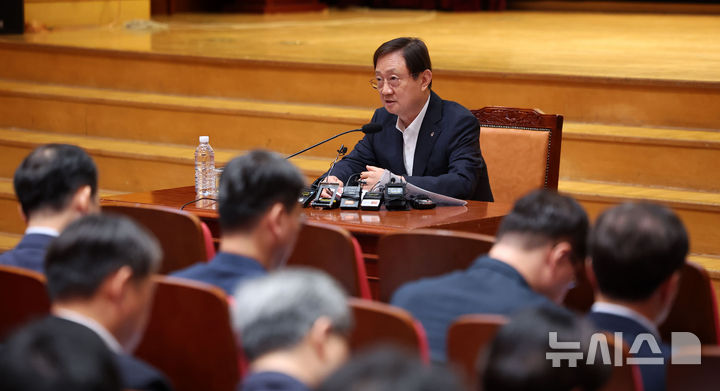 [서울=뉴시스] 김선웅 기자 = 이찬진 금융감독원장이 22일 서울 여의도 금융감독원에서 정례 기자간담회를 하고 있다. 2026.06.22. mangusta@newsis.com