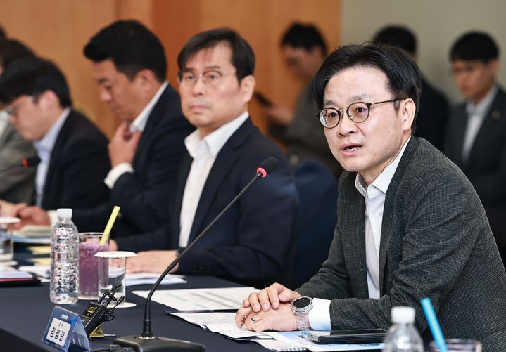 [서울=뉴시스] 김정관 산업통상부 장관이 22일 전남 영암군 호텔현대 바이 라한 목포에서 열린 '대불·명지녹산·군산 산단 MINI 얼라이언스 간담회'에 참석해 발언하고 있다. (사진=산업통상부 제공) 2026.06.22. photo@newsis.com *재판매 및 DB 금지