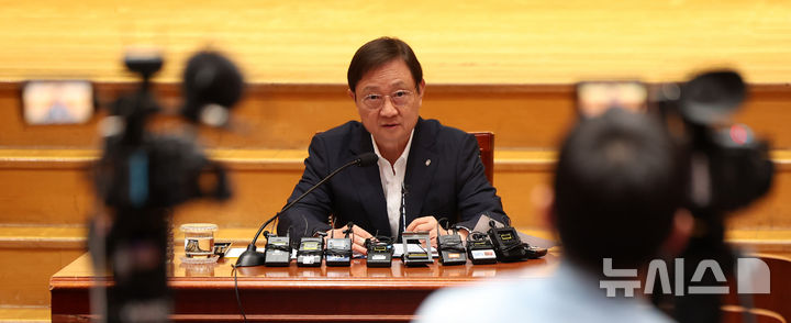 [서울=뉴시스] 김선웅 기자 = 이찬진 금융감독원장이 22일 서울 여의도 금융감독원에서 정례 기자간담회를 하고 있다. 2026.06.22. mangusta@newsis.com