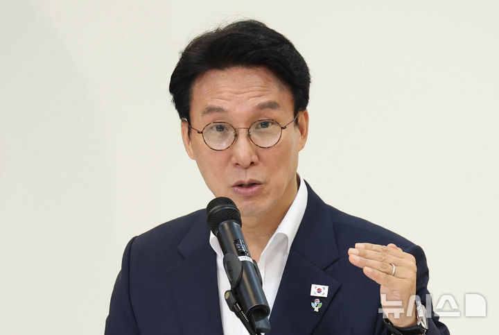 [서울=뉴시스] 조수정 기자 = 김민석 국무총리가 22일 오전 서울 종로구 정부서울청사 별관에서 출입기자 간담회를 하고 있다. 2026.06.22. chocrystal@newsis.com