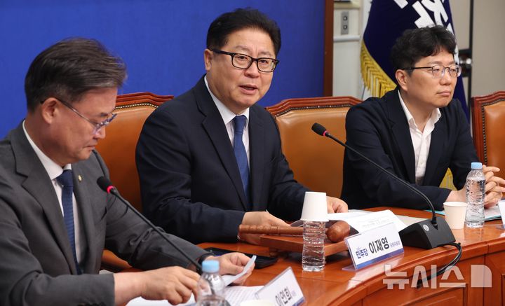 [서울=뉴시스] 조성봉 기자 = 이재영 더불어민주당 6.3 지방선거 평가위원회 공동위원장이 22일 오전 서울 여의도 국회에서 열린 6.3 지방선거 및 재·보궐선거 평가위원회 제1차 전체회의에서 발언을 하고 있다. 2026.06.22. suncho21@newsis.com